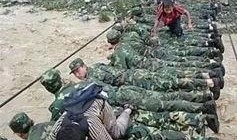 佤邦軍人吃瓜,軍營里的夏日清涼時光