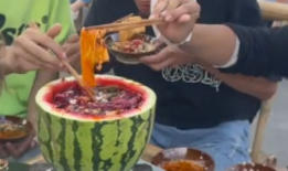 火鍋吃瓜,暢享麻辣與歡樂的完美融合