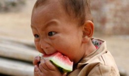 男生頭像小孩吃瓜,小男孩頭像下的瓜果時光