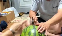 吃瓜現(xiàn)場(chǎng)親嘴,吃瓜群眾見證甜蜜瞬間