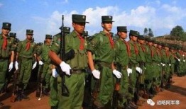 佤邦軍人吃瓜,軍營里的夏日清涼時光