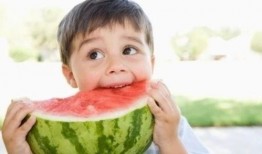 寶寶剛開始吃瓜,寶寶成長新篇章