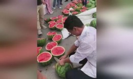 吃瓜現(xiàn)場(chǎng)親嘴,吃瓜群眾見證甜蜜瞬間