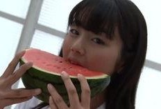 可愛的女孩吃瓜,可愛女孩的歡樂食瓜記