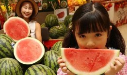 夢到好多人來我家吃瓜,我家成了瓜果盛宴聚集地