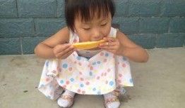 小孩吃瓜流口水,小孩吃瓜流口水，萌態十足