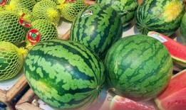 邊吃燒烤邊吃瓜,夏日炎炎樂無邊