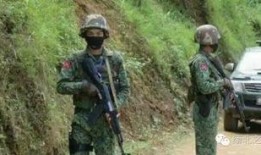 佤邦軍人吃瓜,軍營里的夏日清涼時光