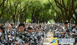 舞臺(tái)軍訓(xùn)舞臺(tái)吃瓜,一場(chǎng)別開生面的青春盛宴